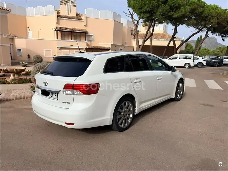 Usado Toyota Avensis Executive 150 CV (110 kW) 2015 Blanco Familiar