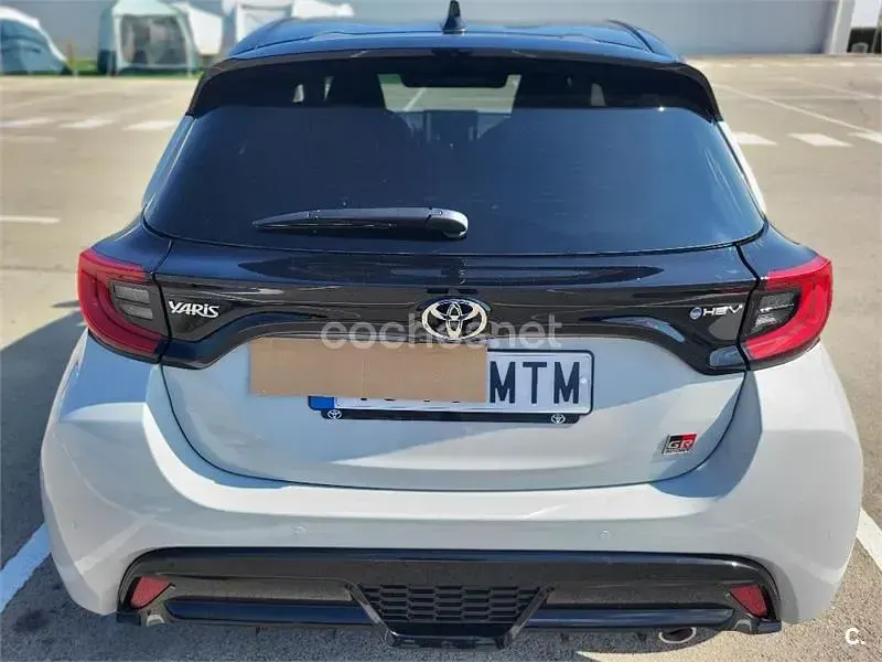Käytetty Toyota Yaris Hybrid Plus 130 HP (95 kW) 2024 Harmaa Sedan