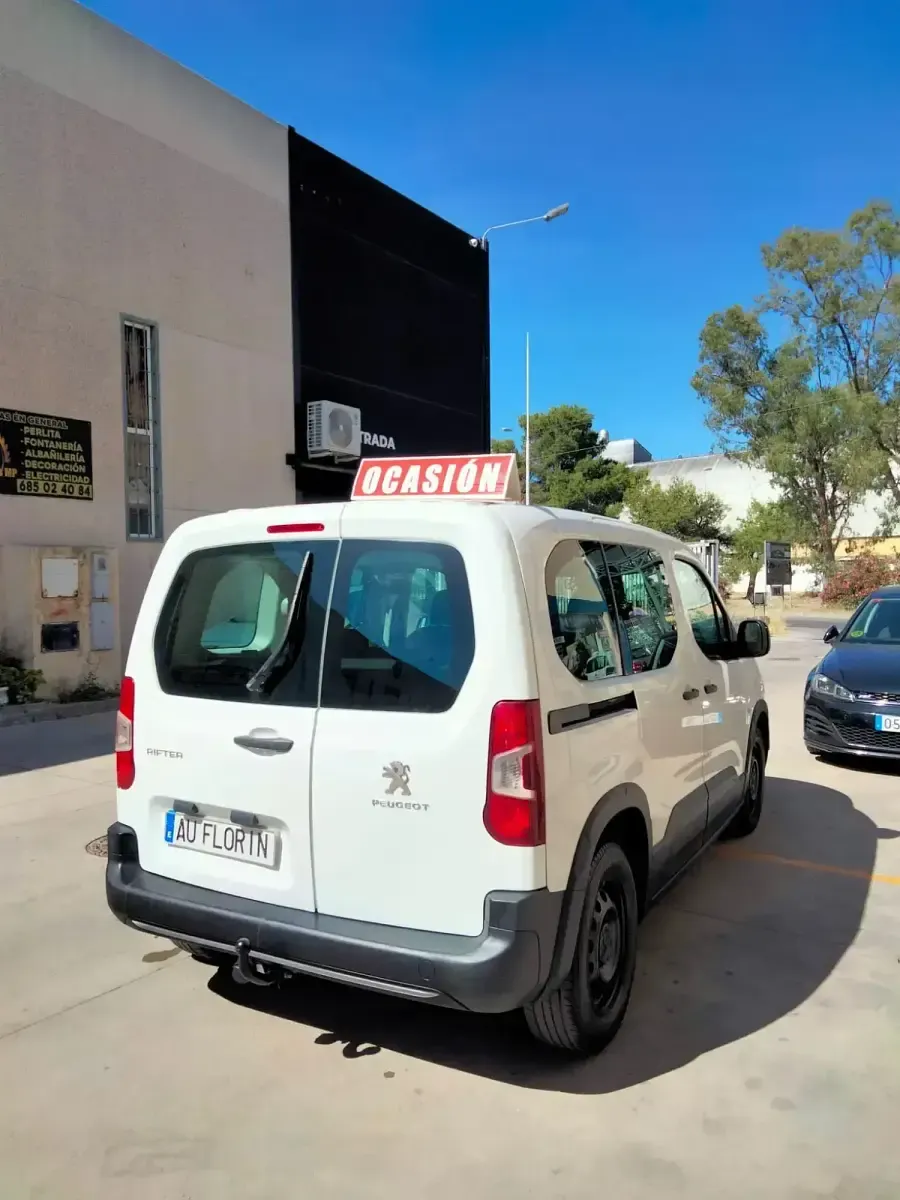 Usado Peugeot Rifter Active 102 CV (75 kW) 2021 Blanco Monovolumen