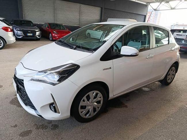 Usado Toyota Yaris Hybrid Active 100 CV (73 kW) 2020 Blanco Berlina