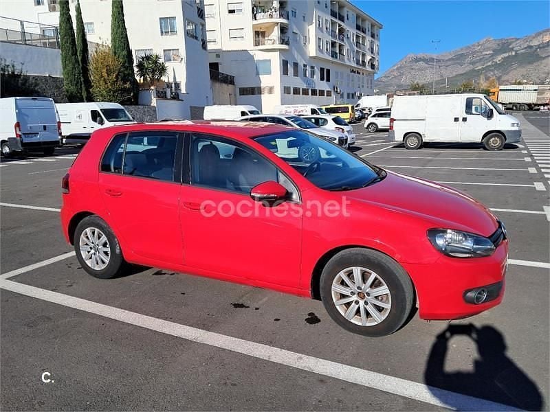 Rojo Usado 2010 VW Golf Advance Berlina | 4999 € (Buen precio) - Imagen 1/4