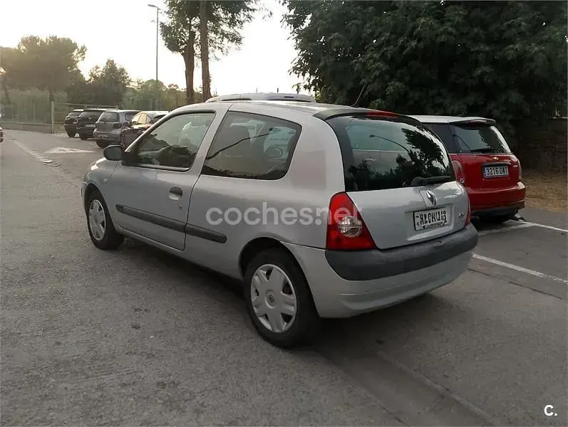 Usado Renault Clio II Expression 60 CV (44 kW) 2004 Azul Berlina