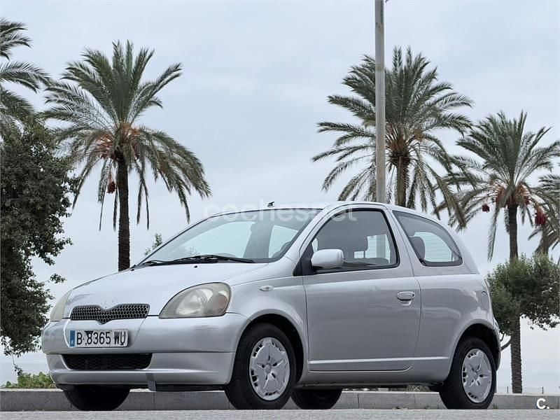 Gris / plata Usado 2000 Toyota Yaris Luna Berlina | 1500 € (Buen precio) - Imagen 1/4