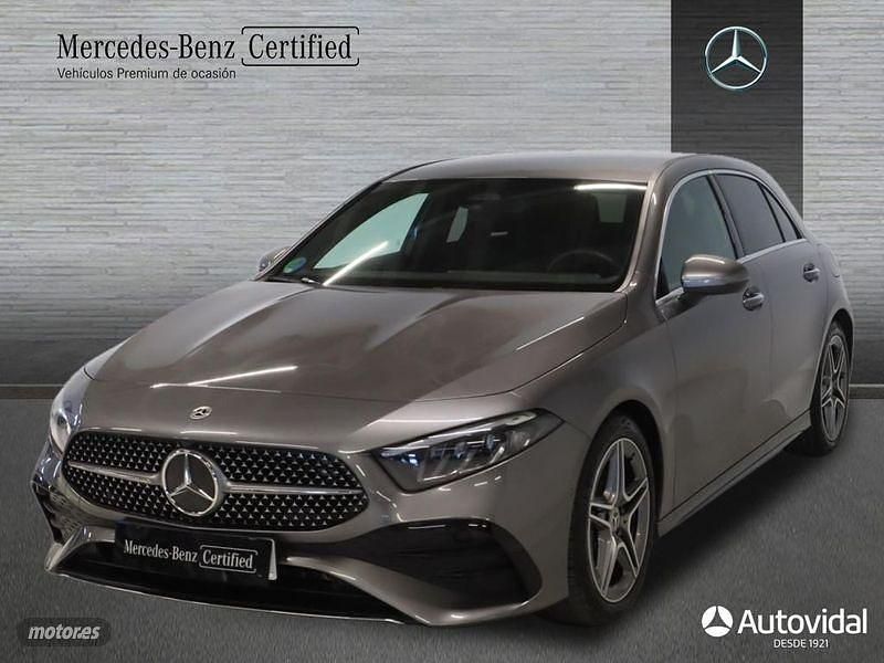 Gris montaña Usado 2024 Mercedes A180 AMG line Berlina | 34.900 € (Precio justo) - Imagen 1/4
