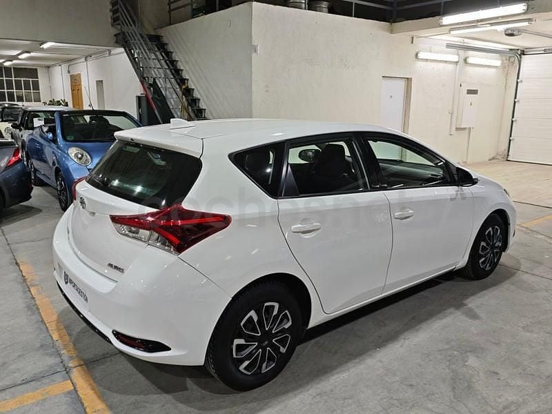 Usado Toyota Auris Active 90 CV (66 kW) 2016 Blanco Berlina