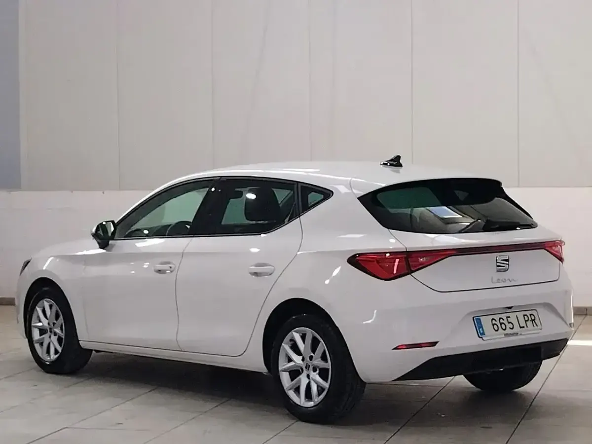 Usado Seat Leon Style 110 CV (80 kW) 2021 Blanco Berlina
