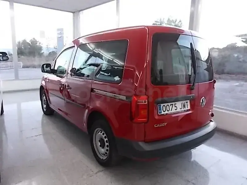 Usado VW Caddy Trendline 102 CV (75 kW) 2016 Granate Monovolumen