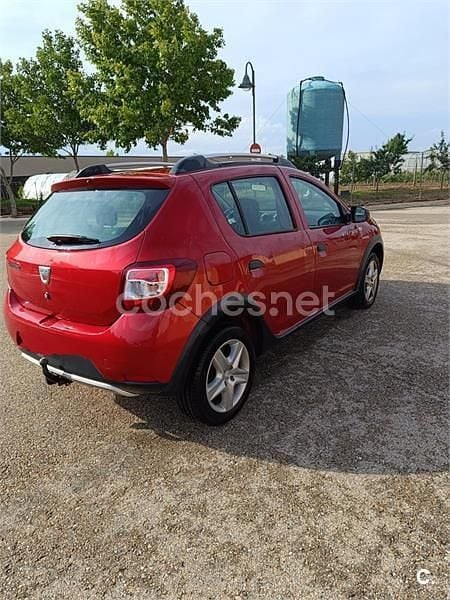 Usado Dacia Sandero Stepway 90 CV (66 kW) 2013 Granate Berlina
