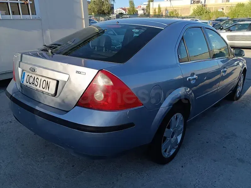 Usado Ford Mondeo Ghia 140 CV (102 kW) 2004 Gris / plata Berlina