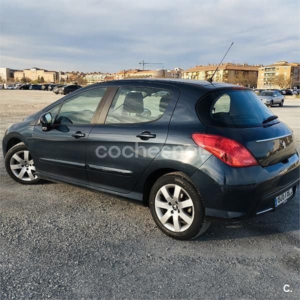 Usado Peugeot 308 Access 92 CV (67 kW) 2012 Gris / plata Berlina