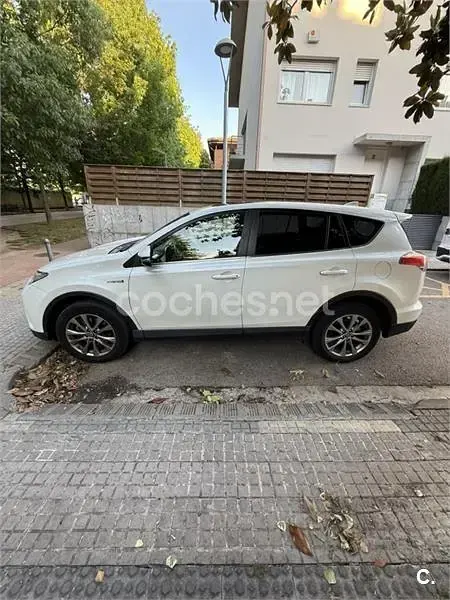 Käytetty Toyota RAV4 Hybrid Executive 197 HP (144 kW) 2018 Valkoinen Katumaasturi