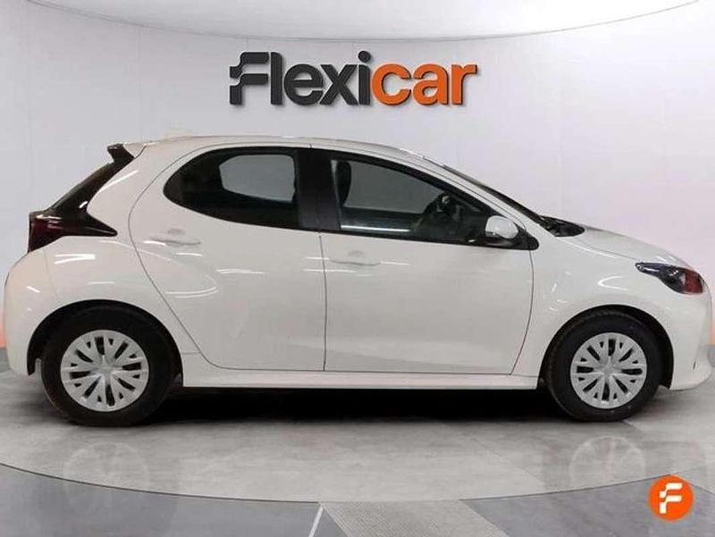 Usado Toyota Yaris Hybrid Active 116 CV (85 kW) 2022 Blanco Utilitario