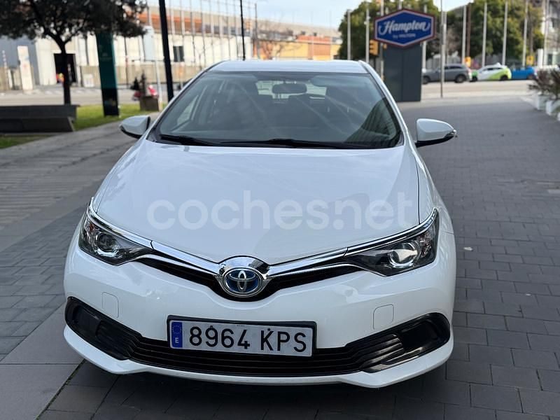 Usado Toyota Auris Hybrid Business Edition 136 CV (100 kW) 2018 Blanco Berlina
