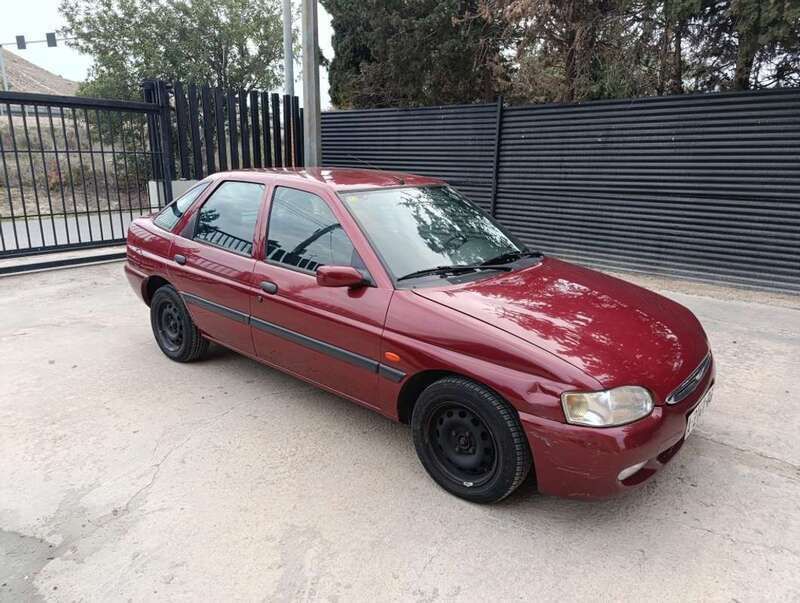 Usado Ford Escort 75 CV (55 kW) 1998 Rojo Berlina