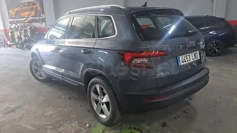 Usado Skoda Karoq Ambition 150 CV (110 kW) 2022 Gris / plata SUV