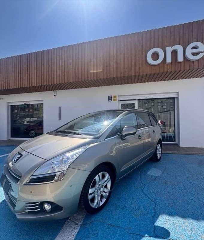 Gris / plata Usado 2013 Peugeot 5008 Allure Monovolumen | 8999 € (Precio justo) - Imagen 1/4