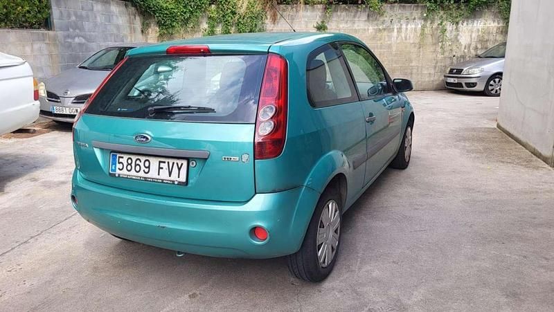 Usado Ford Fiesta Trend 90 CV (66 kW) 2007 Verde Utilitario