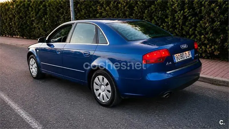 Usado Audi A4 140 CV (102 kW) 2005 Azul Berlina