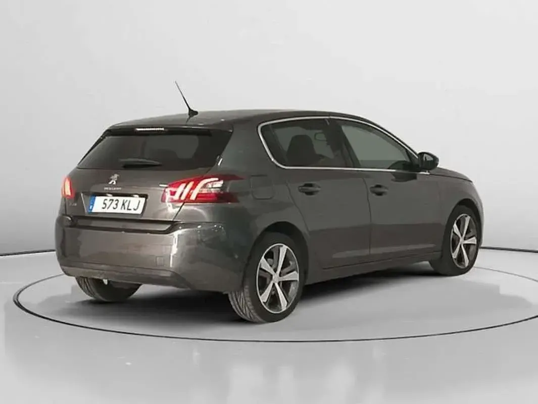 Usado Peugeot 308 Allure 131 CV (96 kW) 2018 Gris Utilitario