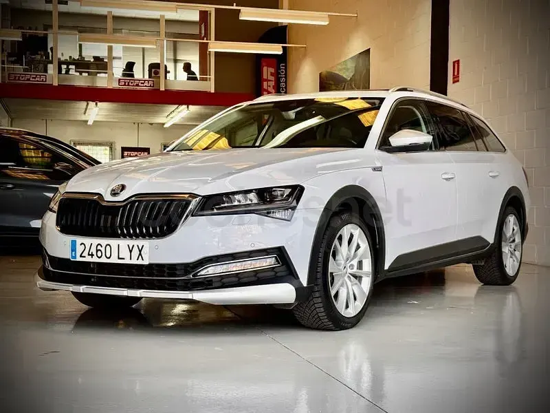 Usado Skoda Superb 280 CV (205 kW) 2022 Blanco Familiar