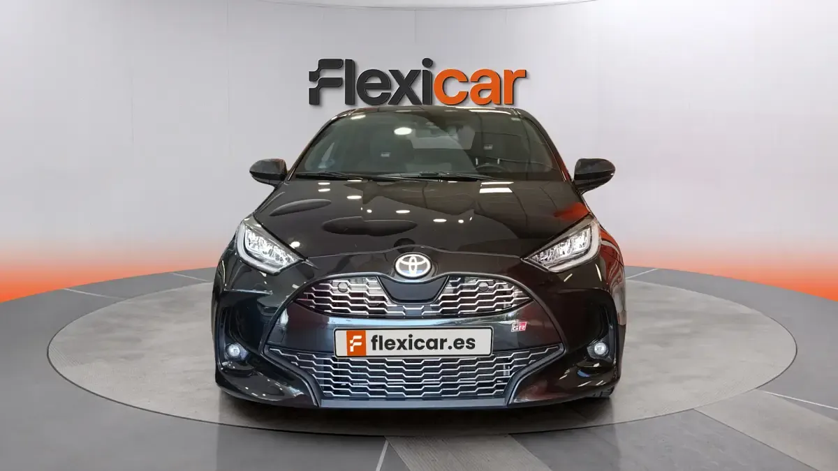 Usado Toyota Yaris Hybrid Sport 116 CV (85 kW) 2022 Negro Berlina