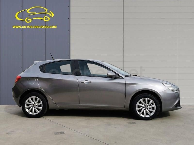 Usado Alfa Romeo Giulietta 120 CV (88 kW) 2021 Gris / plata Berlina