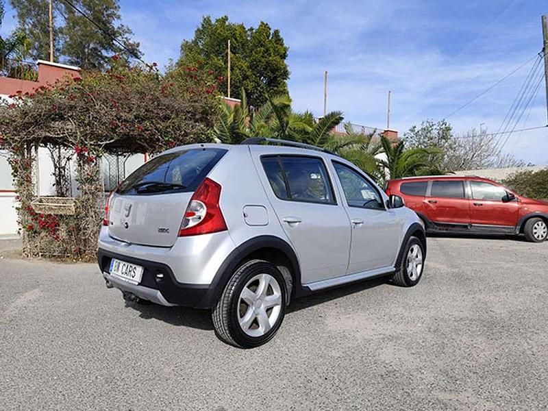 Usado Dacia Sandero Stepway 88 CV (64 kW) 2011 Plateado Utilitario