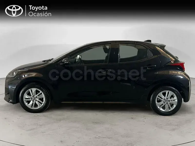 Usado Toyota Yaris 125 CV (91 kW) 2021 Negro Utilitario