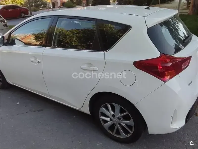 Usado Toyota Auris Active 132 CV (97 kW) 2015 Blanco Berlina