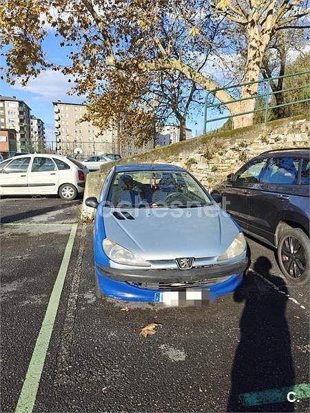Usado Peugeot 206 70 CV (51 kW) 1999 Azul Berlina