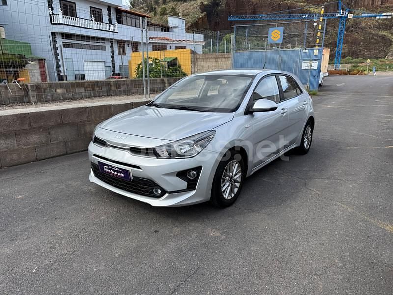 Usado Kia Rio 84 CV (61 kW) 2023 Gris / plata Berlina