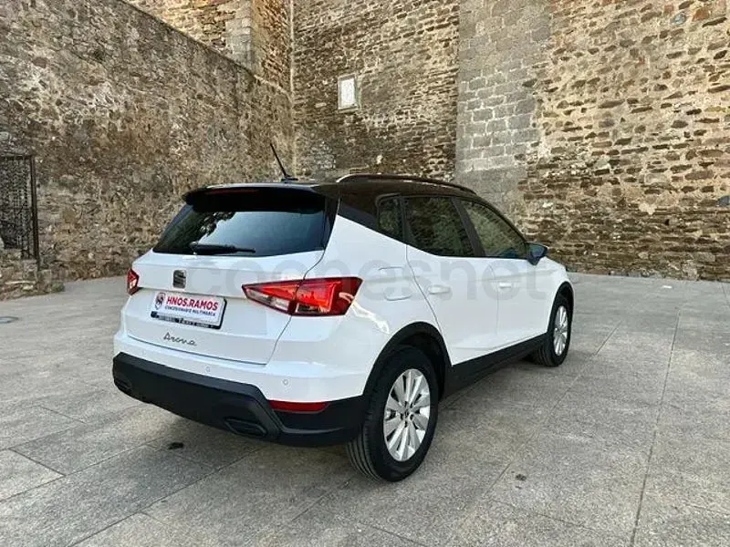 Usado Seat Arona Style Plus 110 CV (80 kW) 2021 Blanco SUV
