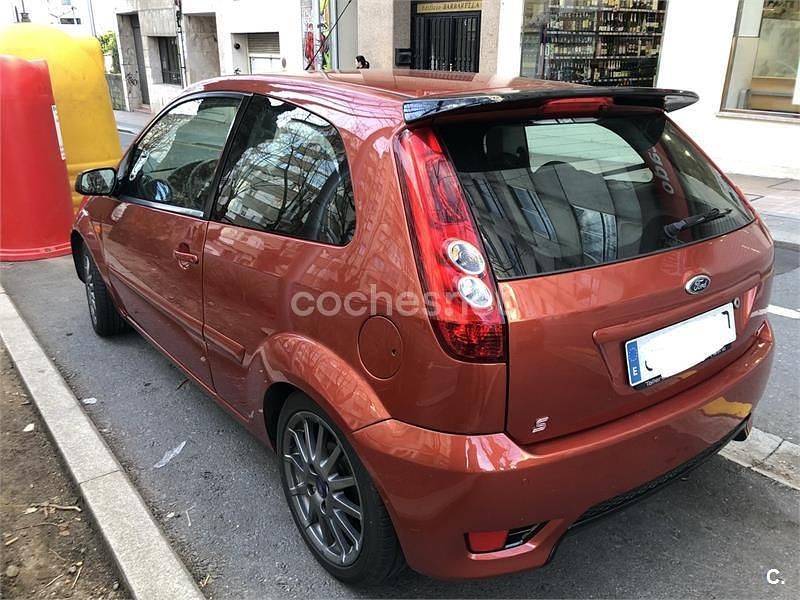 Usado Ford Fiesta Futura 90 CV (66 kW) 2008 Granate Berlina