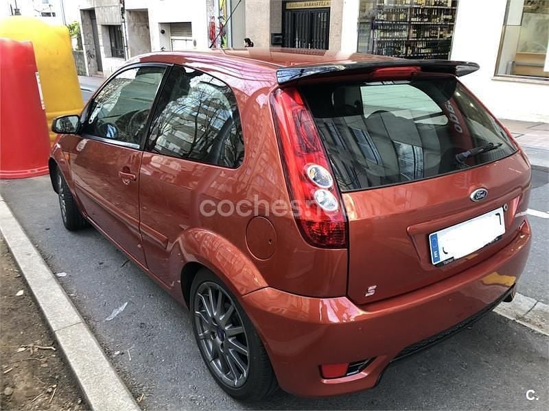 Usado Ford Fiesta Futura 90 CV (66 kW) 2008 Granate Berlina