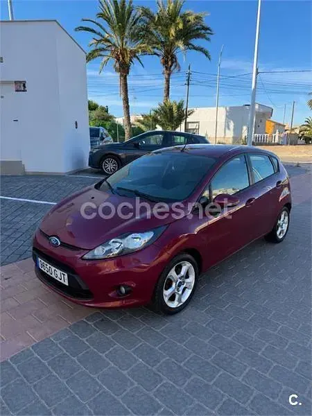 Usado Ford Fiesta Trend 82 CV (60 kW) 2009 Granate Berlina