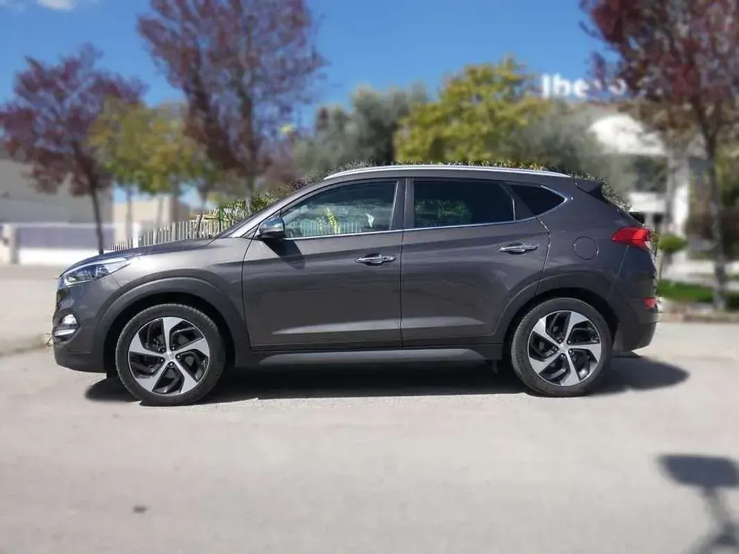 Usado Hyundai Tucson 136 CV (100 kW) 2016 Gris SUV