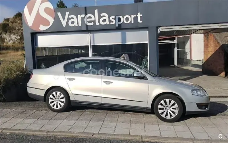 Usado VW Passat R-line 140 CV (102 kW) 2010 Gris / plata Berlina