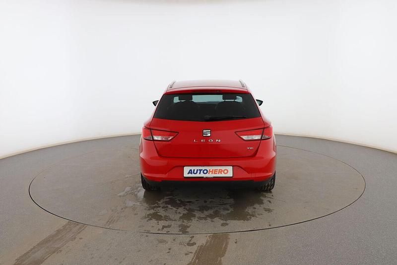 Usado Seat Leon Style 125 CV (91 kW) 2016 Rojo Utilitario