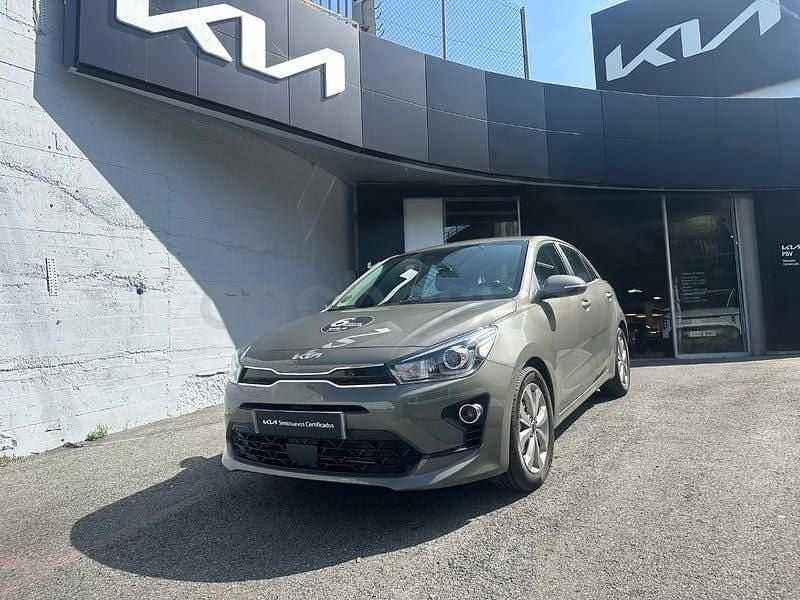 Usado Kia Rio 84 CV (61 kW) 2023 Gris / plata Berlina