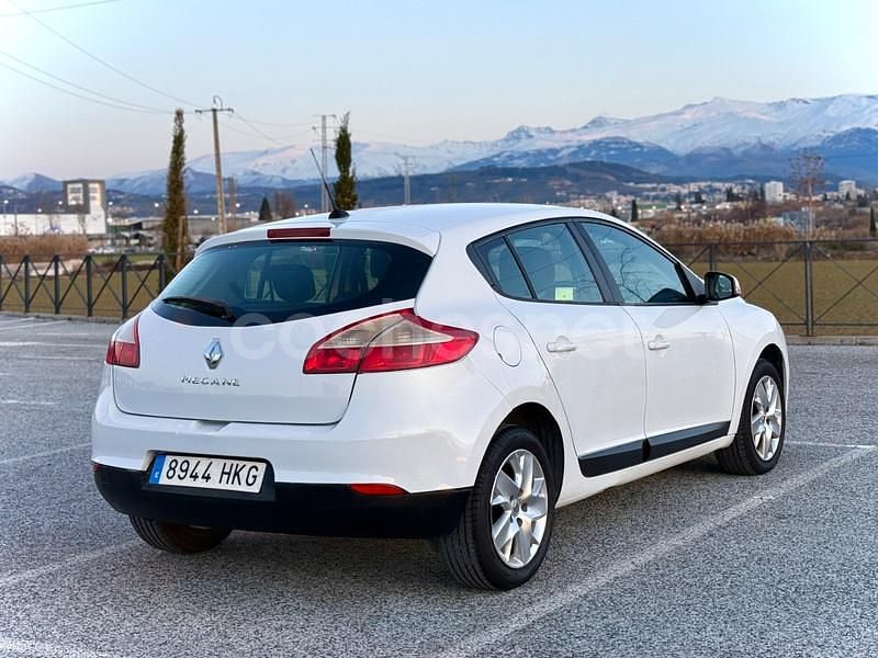 Usado Renault Mégane Dynamique 110 CV (80 kW) 2012 Blanco Berlina