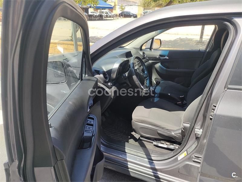 Usado Chevrolet Orlando LT 130 CV (95 kW) 2012 Gris / plata Monovolumen