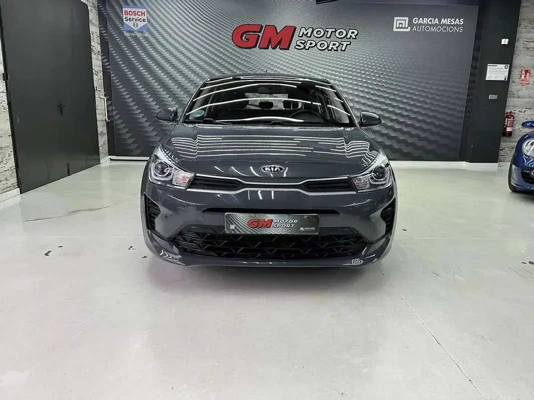 Usado Kia Rio 84 CV (61 kW) 2021 Gris Utilitario