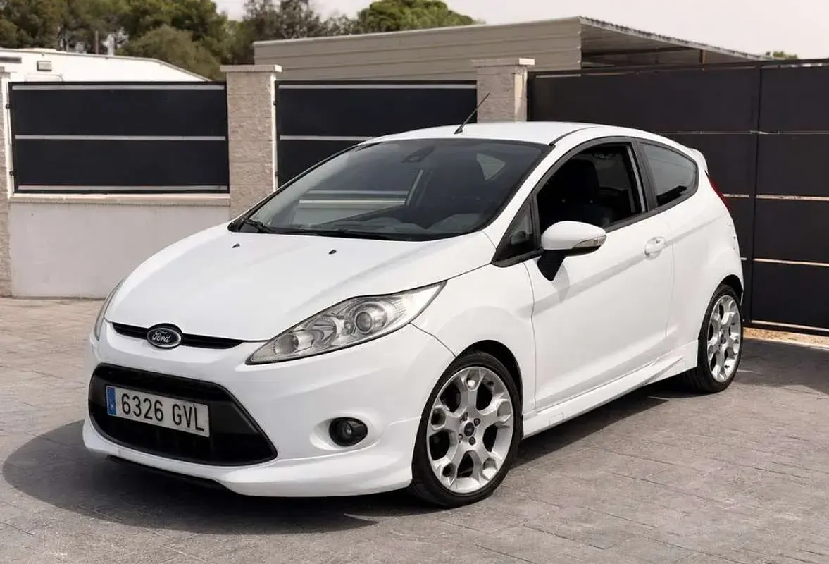 Usado Ford Fiesta Sport 120 CV (88 kW) 2010 Blanco Utilitario