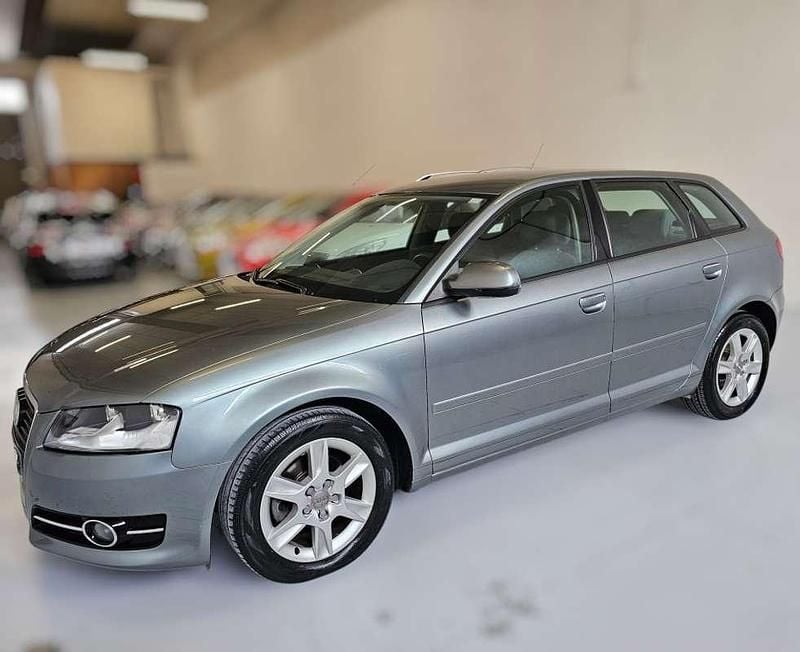 Usado Audi A3 Sportback Attraction 105 CV (77 kW) 2011 Azul Utilitario
