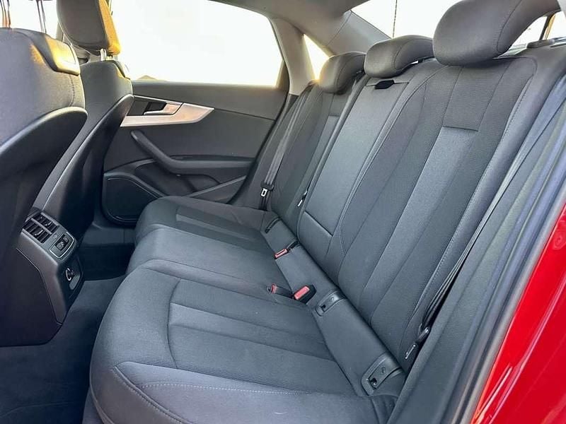 Usado Audi A4 150 CV (110 kW) 2019 Rojo Berlina