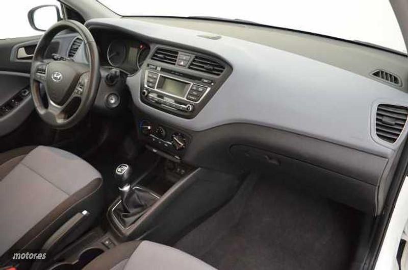Usado Hyundai i20 85 CV (62 kW) 2018 Blanco