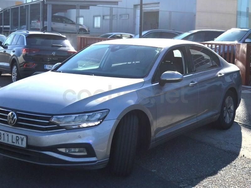 Usado VW Passat Business 122 CV (89 kW) 2021 Gris / plata Berlina