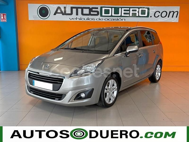Usado Peugeot 5008 Style 120 CV (88 kW) 2016 Gris / plata Monovolumen