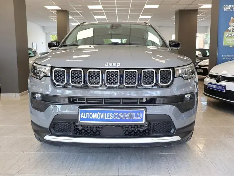 Usado Jeep Compass Limited 190 CV (139 kW) 2021 Gris / plata SUV