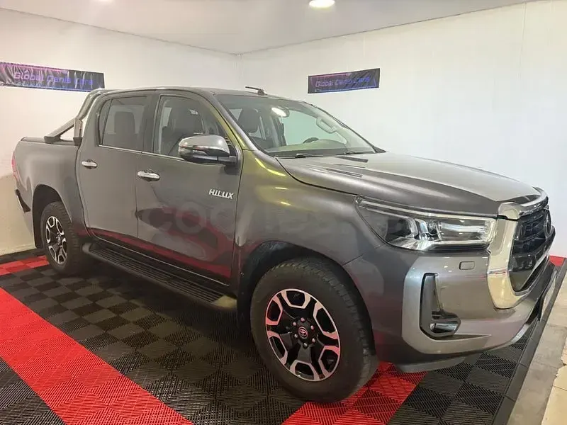 Usado Toyota HiLux 204 CV (150 kW) 2021 Gris / plata Pickup/Camioneta